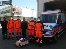 Wsparcie andrychowskiego pogotowia ratunkowego przez strażaków Państwowej Straży Pożarnej oraz członków ochotniczych straży pożarnych.