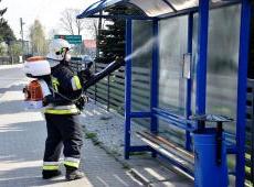 Dezynfekcja przystanków autobusowych przez członków ochotniczych straży pożarnych z terenu gminy Spytkowice.