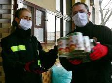 Członkowie ochotniczych straży pożarnych w działaniach pomocowych związanych ze zwalczaniem skutków epidemii koronawirusa SARS-CoV-2.