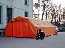 Namiot pneumatyczny Komendy Powiatowej Państwowej Straży Pożarnej w Wadowicach rozstawiony przed Wojewódzkim Szpitalem Psychiatrycznym w Andrychowie.